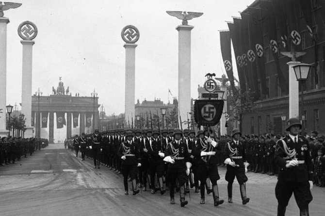 Berlin & The Third Reich Private Guided Tour - Reichstag Building: where the story of control starts