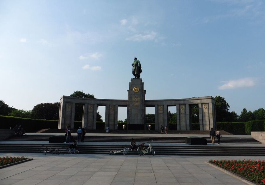 Berlin: The Time of National Socialism Walking Tour - Meeting point and getting oriented fast