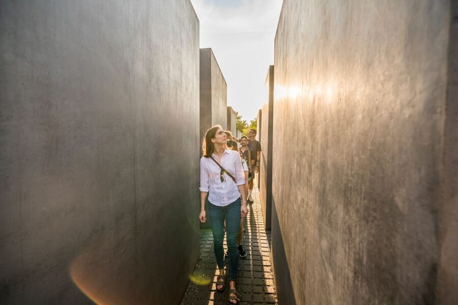 Berlin: Third Reich and Cold War 2 Hour Walking Tour - Walking the Berlin Wall: the 200-meter reality check