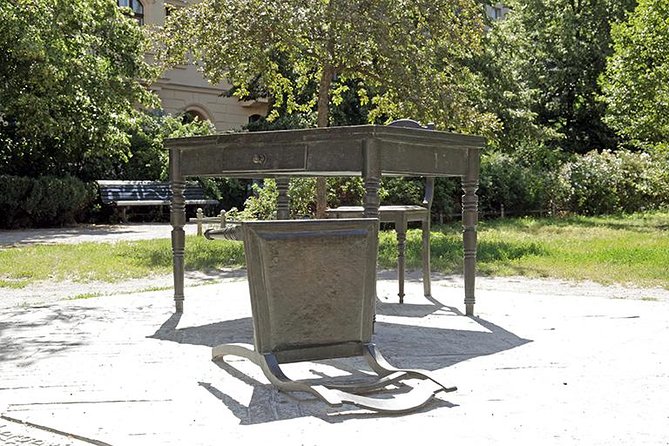 Berlin Third Reich Sites: Half-Day Walking Tour - What the guide does at the start, and how you stay oriented