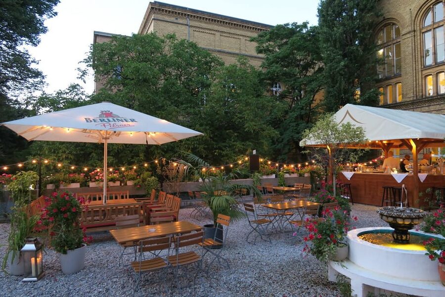 Berlin: Ticket for Bar Jeder Vernunft - Theater & Restaurant - Berlin’s Mirror Tent: Dinner Plus Cabaret Under the Reflections