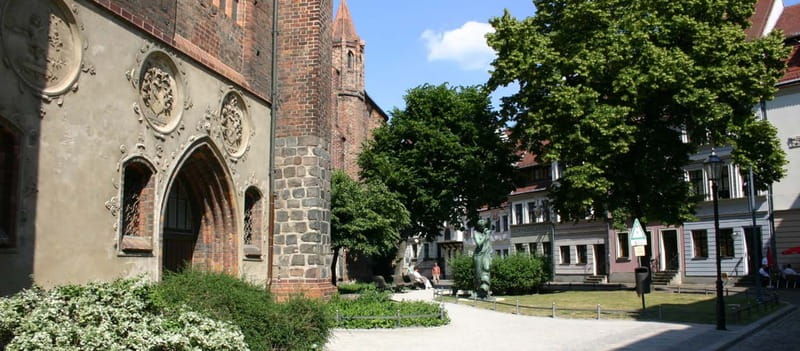 Berlin: Top Secret Berlin Guided Bike Tour - The 17 km Ride: Side Streets, Parks, and Waterside Moments