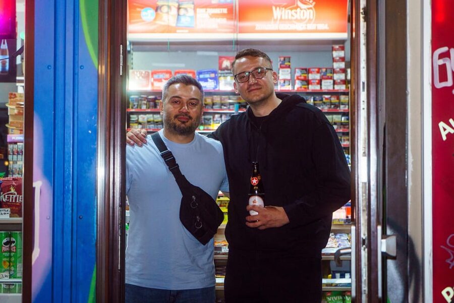 Berlin: Underground Party Tour - Tresensport at the cozy pub, where the group actually bonds