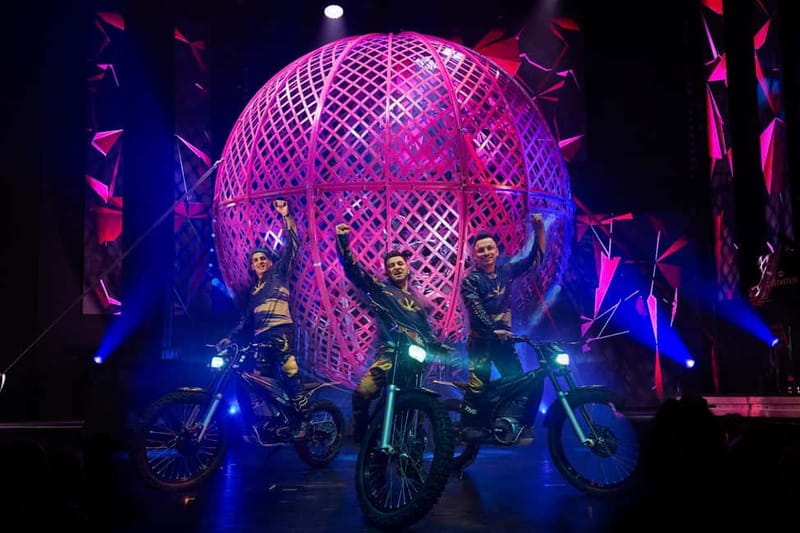Berlin: “VARIETÉ GAGA” at Wintergarten - Varieté Show - Dinner theater at Wintergarten: food and drinks are optional extras