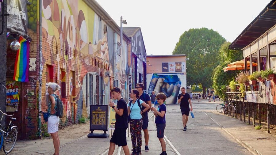 Berlin: Vegan Food & Cultural Walking Tour in Friedrichshain - Walking Pace, Group Size, and Comfort Tips