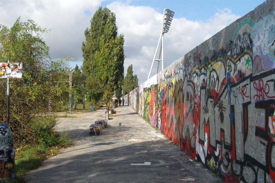 Berlin Wall: Small Group Guided Tour - Schwedter Steg Bridge and Mauerpark: from restriction to public life