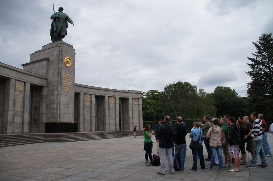 Berlín y el Nacionalsocialismo. Group Tour in Spanish - Passing the Memorial for Sinti and Roma Victims of National Socialism
