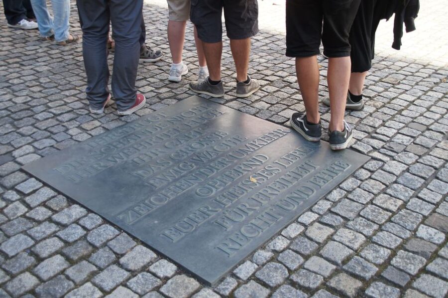 Berlín y el Nacionalsocialismo. Group Tour in Spanish - Meeting at Alexanderplatz: Getting Oriented Fast