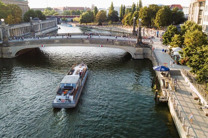 City lounge trip with the lounge ship through Berlin - Why a lounge cruise on the Spree is smarter than sightseeing by foot