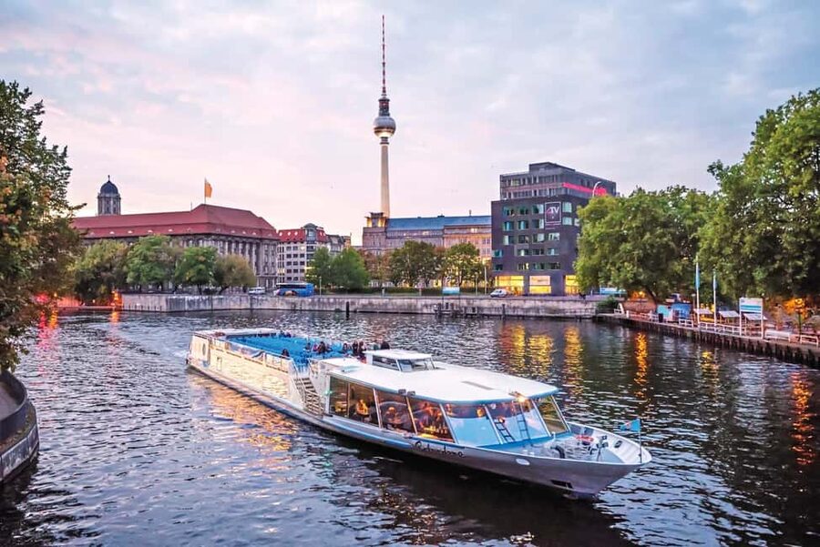 CitySightseeing Berlin HOHO Bus- All Lines (A+B) & Boat Tour - Classic Route A: Checkpoint Charlie, Brandenburg Gate, and Reichstag Views