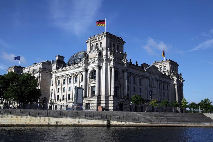 Discover Berlin Express Tour: 2hr Highlights - Sinti and Roma Memorial to the Reichstag: where the tour shifts tone