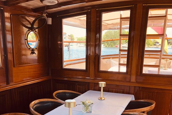 Evening aperitif tour aboard the motor yacht Fitzgerald - A Calm, Scenic Way to See Berlin at Night