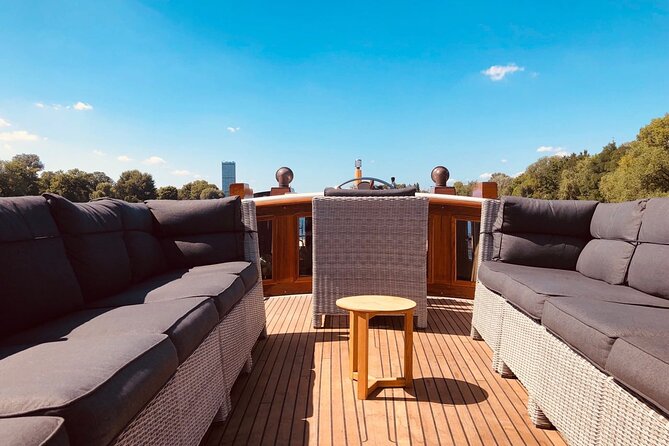 Evening aperitif tour aboard the motor yacht Fitzgerald - Passing the Reichstag Area: Big Government Views, No Long Waits