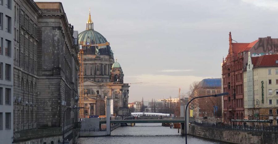 Explore Berlin Tour: History and Highlights - Brandenburg Gate: your fast orientation point and the tone setter