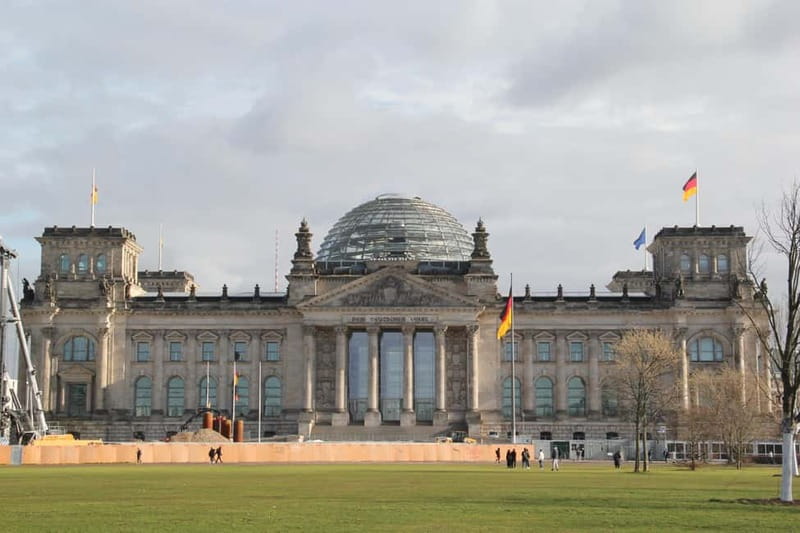 Guided Insider Tour Government and Parliament District - The 1.5-Hour Route: Gustav-Heinemann-Brücke to Brandenburger Tor