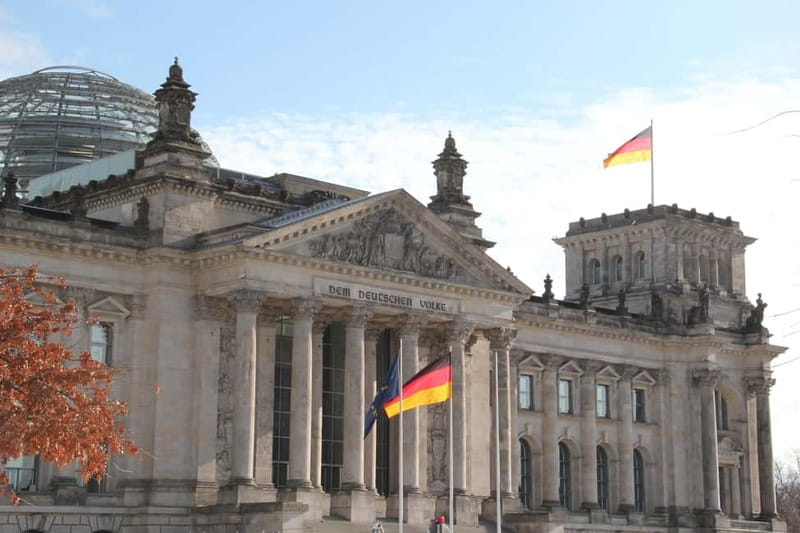 Guided Insider Tour Government and Parliament District - What You Learn Here: Politics Meets Architecture Meets Art