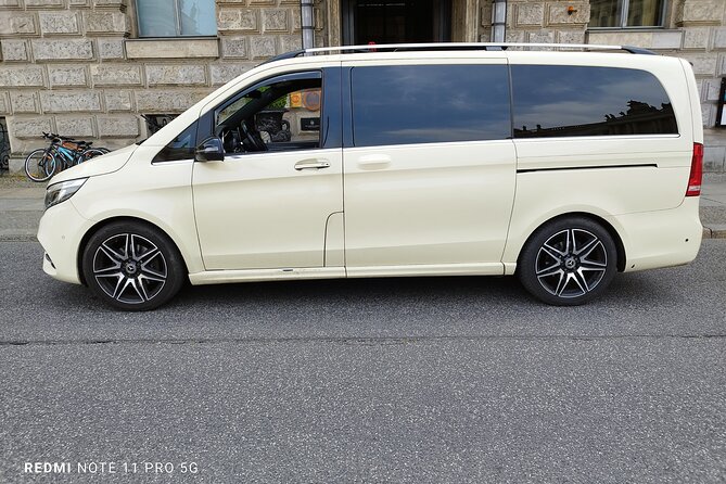 Minivan Driver and Guide (DIN15565) Tailor Made Berlin Highlights - Reichstag Views, Bellevue Palace, and the Victory Column in the Tiergarten