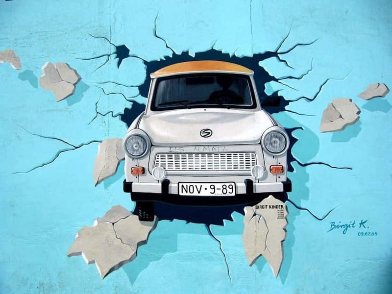 Private Alternative Berlin Tour -Murals, Graffiti and Squats - Potsdamer Platz to the first viewpoint: setting the tone