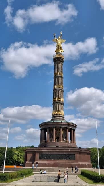 Private Alternative Berlin Tour -Murals, Graffiti and Squats - Friedrichshain-Kreuzberg and Oberbaumbrücke: seeing the change around the art