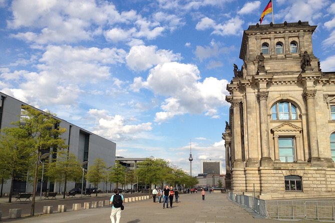 Private Taxi Tour of Berlin East and West and Neighbourhood approx. 4-6h - East Side Gallery to Checkpoint Charlie, the Wall story in manageable chunks