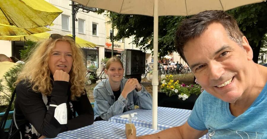 Private Taxi Tour through Berlin Extended & Relaxed ca 6-8h - The luxury SUV pickup, comfort details that matter for a long day