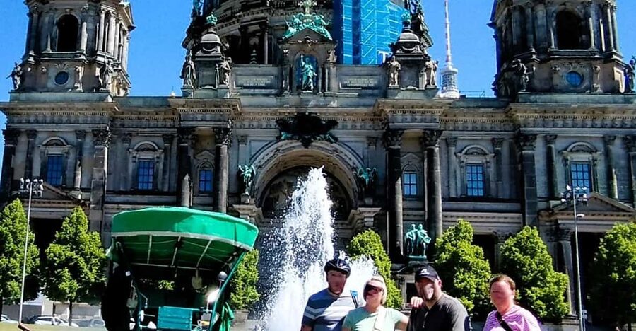 Promotion Berlin Rickshaw Shared Guide (Combo Vehicle Group) - Brandenburg Gate and the Reichstag: Closing With the Grand Views