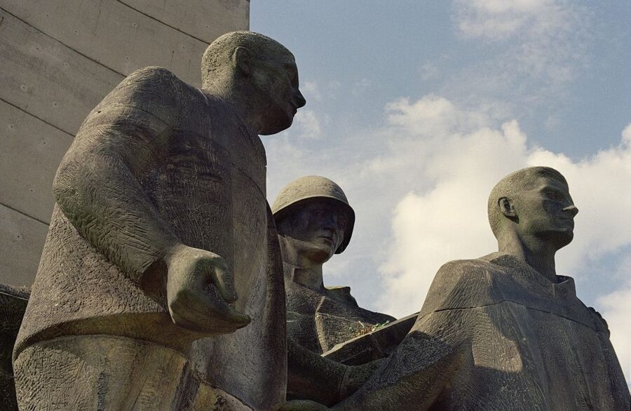 Sachsenhausen Memorial: Walking Tour from Berlin - Pace, group size, and how to manage both the walking and the emotions