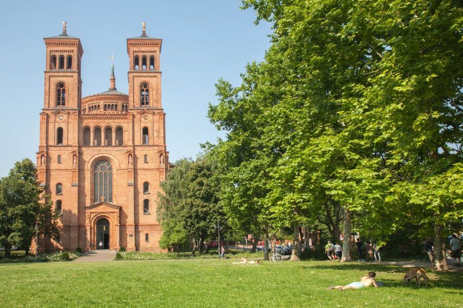 Small Group Tour: "Wild Kreuzberg" - Oberbaumbrücke: East and West Linked on Foot