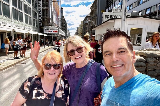 Welcome/Farewell SightseeingTaxi Tour +Transfer from/to the airport - Brandenburg Gate to Pariser Platz: reunification in stone and surviving walls